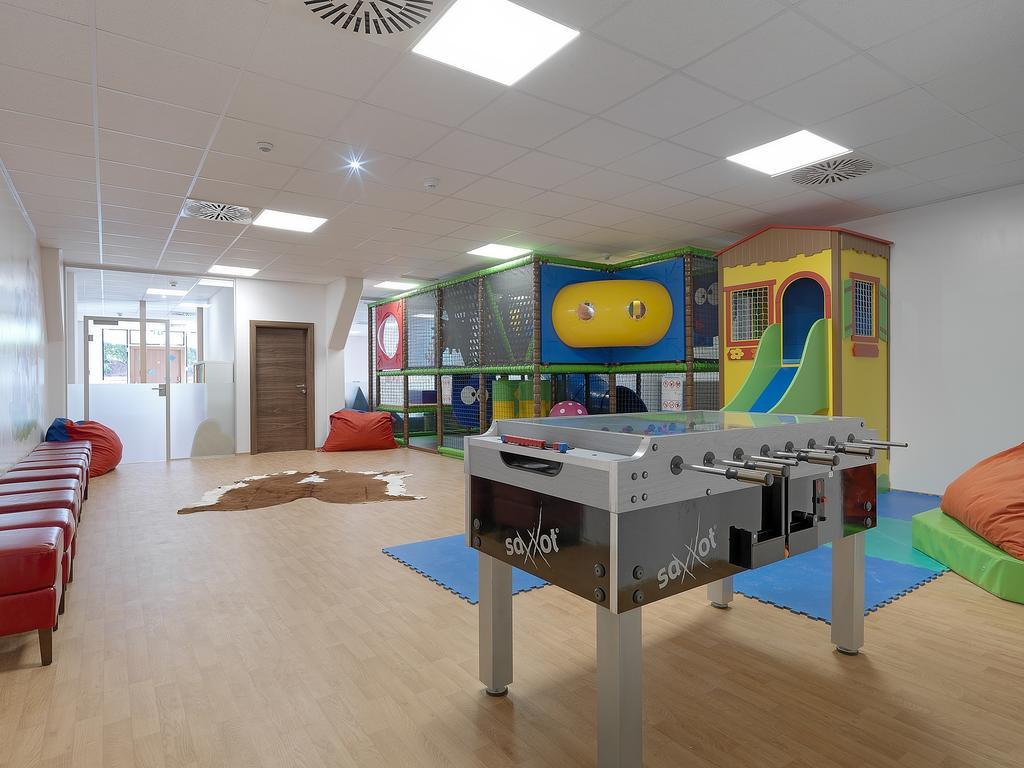 Alpina Zillertal . Family Lifestyle Kinderhotel フューゲン エクステリア 写真