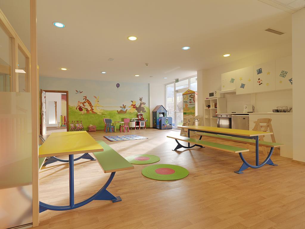 Alpina Zillertal . Family Lifestyle Kinderhotel フューゲン エクステリア 写真