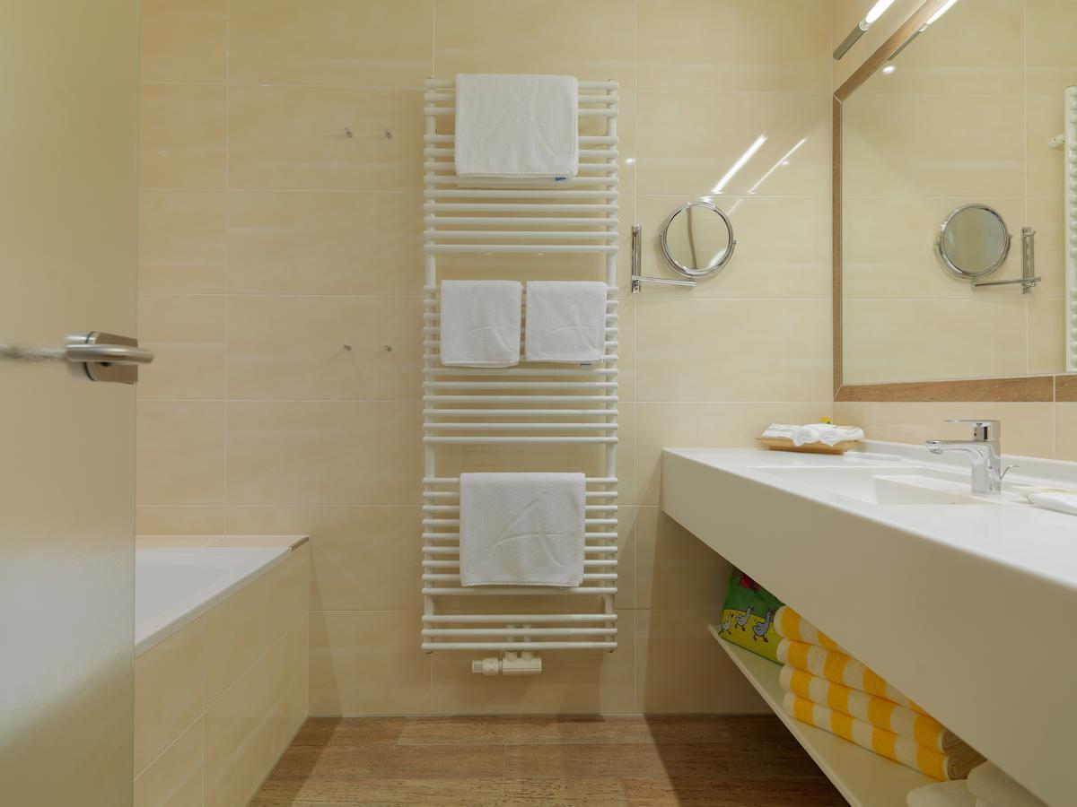Alpina Zillertal . Family Lifestyle Kinderhotel フューゲン エクステリア 写真