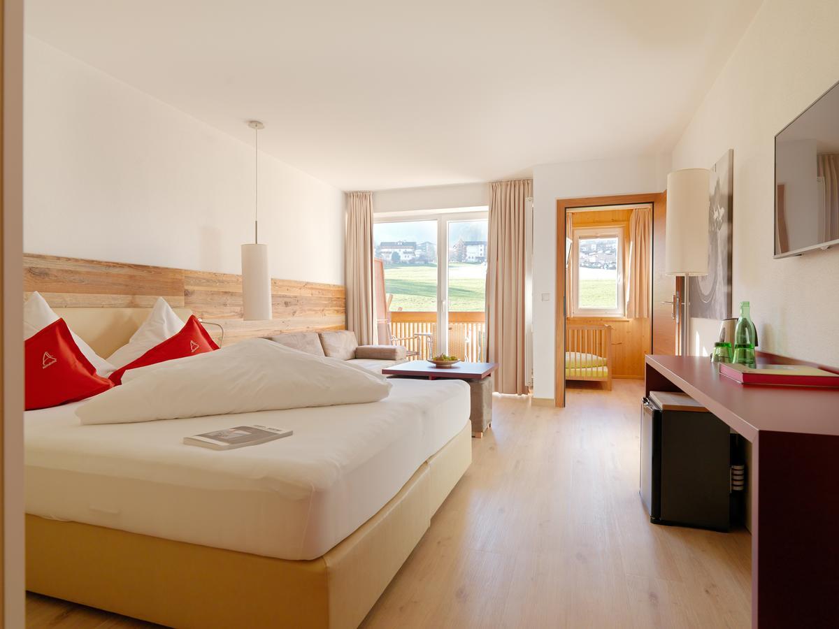 Alpina Zillertal . Family Lifestyle Kinderhotel フューゲン エクステリア 写真
